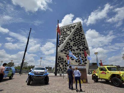 Presentaci&oacute;n del Dakar 2018 en la ciudad de C&oacute;rdoba. A la derecha, el &quot;Rastrojero&quot; del argentino Jos&eacute; Blangino.