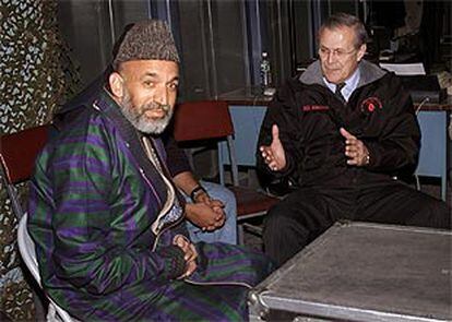 Donald Rumsfeld, junto al jefe del Gobierno interino Hamid Karzai, en la base afgana de Bagram.