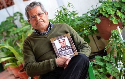 Guillem Agulló padre muestra una foto de su hijo, asesinado por la extrema derecha.