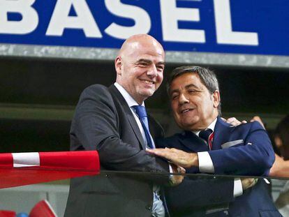 El presidente de la FIFA Infantino (i) y Gomes (d), de la Federación Portuguesa.