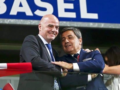 El presidente de la FIFA Infantino (i) y Gomes (d), de la Federación Portuguesa.