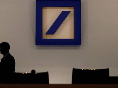 Directivos en una sala de Deutsche Bank con el logo del banco 