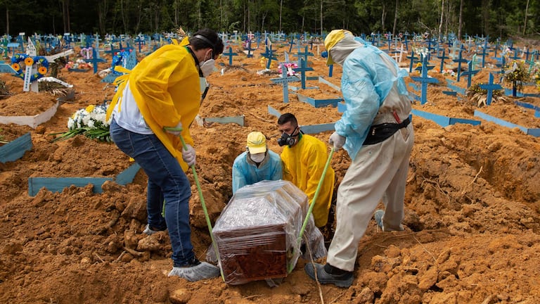 Entierro de una víctima de la covid-19 en el cementerio de la localidad brasileña de Manaus.
