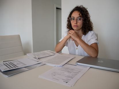 Isabella Vidal, quien está a la espera de una prestación por dependencia para su padre, este lunes en su casa en Tenerife, junto a los papeles que ha presentado.