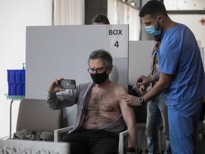 Un home rep la vacuna a l'hotel Plaza de l'Hospitalet de Llobregat.
