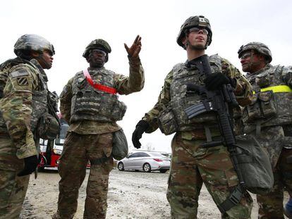 Marines estadounidenses junto con soldados surcoreanos llevan a cabo prácticas militares habituales, un ejercicio anual en un momento de máxima tensión. En la imagen, un momento de las prácticas.