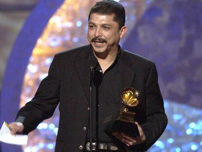 Emilio Navaira, en 2008, durante la recogida del Grammy latino al mejor album de música tejana.