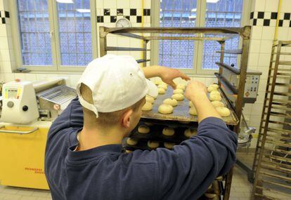Un recluso trabaja en la panadería del correccional de Neumünster. 
