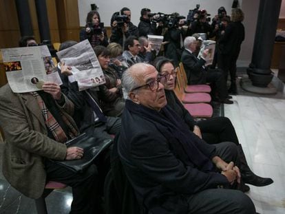 Carlos Morín, junto a su mujer, durante el juicio por los abortos ilegales.