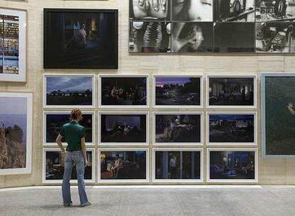 Montaje de fotografías de Gregory Crewdson, en el Museo de Arte Contemporáneo de Castilla y León.