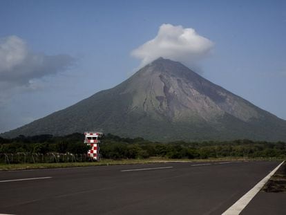 Aeropuerto de Ometepe. En su linde sur está previsto la construcción de un complejo turístico que desplazaría al pueblo de Esquipulas.