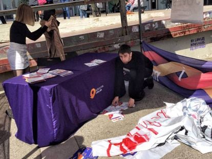 Estand de Societat Civil Catalana tras un ataque de un grupo de estudiantes en la UAB.