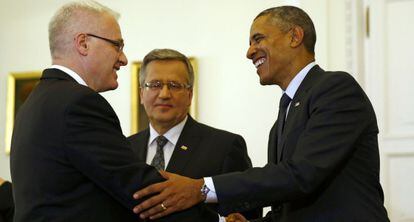 Obama saluda al presidente croata Ivo Josipovic en presencia del mandatario polaco Bronislaw Komorowski.