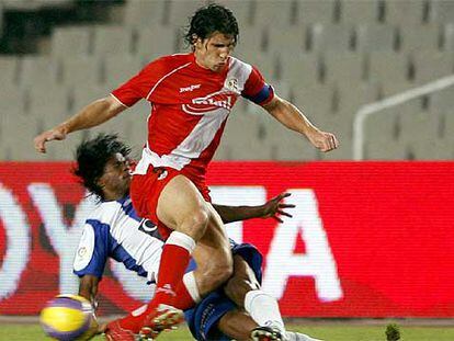 Fredson, del Espanyol, va al suelo para intentar quitarle la pelota a Diego Mainz.