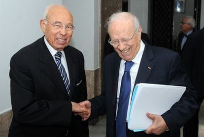 El primer ministro de Túnez, Beji Caid Essebsi (derecha), saluda al ministro de Justicia.