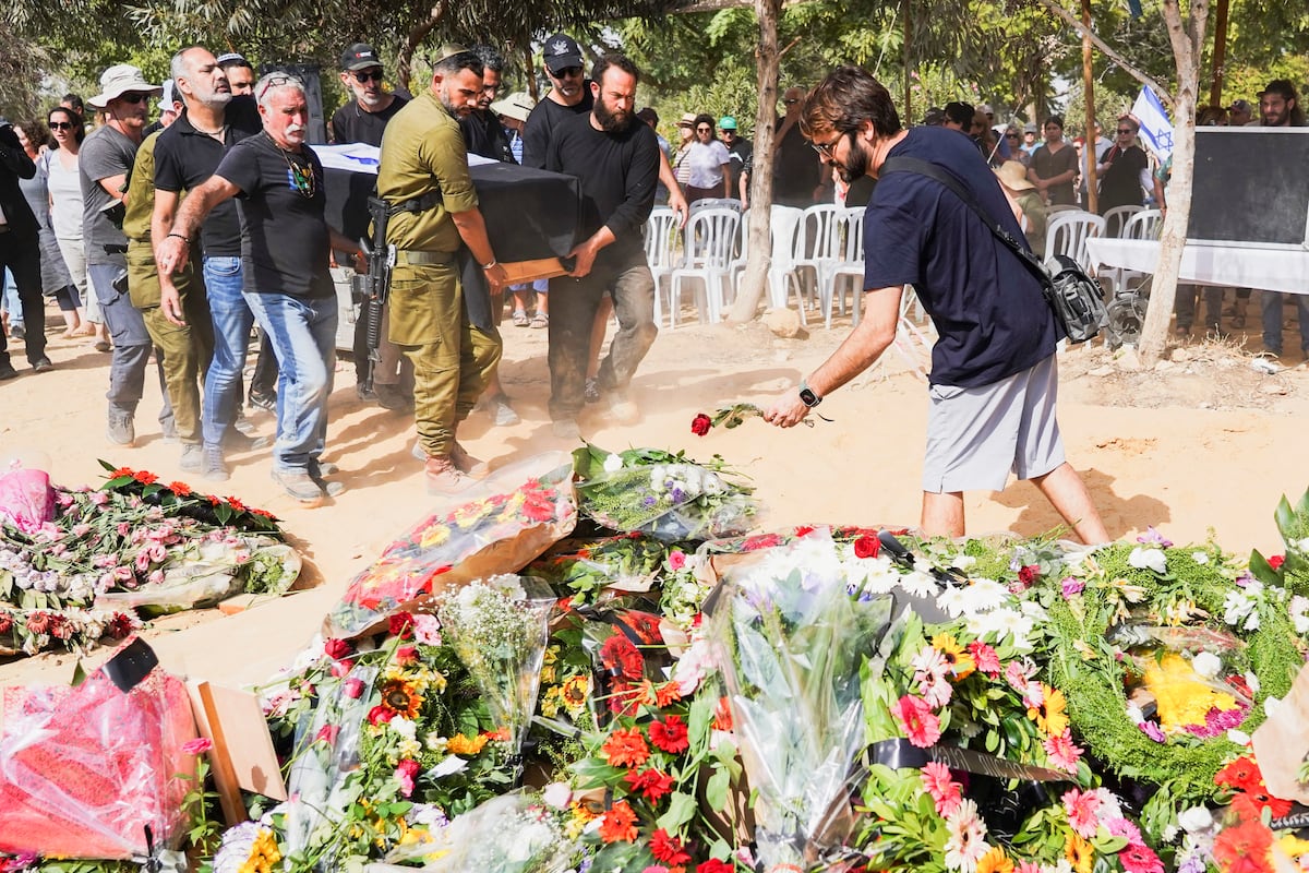 Israel da sepultura a sus muertos lejos de casa: “No me da tiempo a enterrar a todos mis amigos” | Internacional
