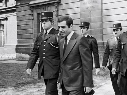 Pierre Goldman, escoltado por agentes de la polícia tras una sesión del juicio, en abril de 1976.