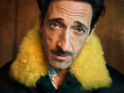 Adrien Brody posa con chaqueta y camisa Louis Vuitton. “Como actor, noto cómo cada prenda cambia mi humor y lo que transmito”.