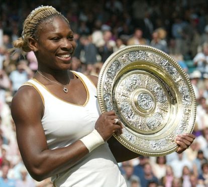 Serena Williams, ganadora de la final individual femenina del torneo de Wimbledon 2002, sujeta el trofeo, después de vencer a su hermana Venus en la final.
