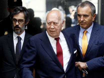 Álvaro Lapuerta, en el centro, con su hijo y su abogado el pasado julio.