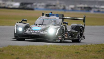 Fernando Alonso conduce el Konica Minolta Cadillac en Daytona.