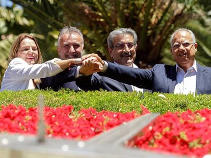 Noem&iacute; Santana, &Aacute;ngel V&iacute;ctor Torres, Rom&aacute;n Rodr&iacute;guez y Casimiro Curbelo, el 22 de junio en Santa Cruz de TFE.  EFE