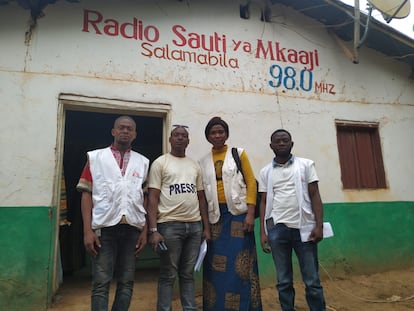 Lucie Mubelelwa-Totaway, matrona y supervisora de actividades de salud sexual y reproductiva de MSF en Salamabila, en la puerta de la emisora local, junto a dos compañeros promotores de salud y el responsable de la emisora.