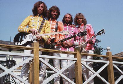 Los Bee Gees y Peter Frampton (derecha) protagonizaron en 1978 una versión para cine al estilo Opera-Rock de "Sgt Pepper's Lonely Heart Club Band" en el rodaje de la película 'Sgt Pepper'.