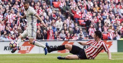 Benzema marca ante Laporte el primer gol del Madrid en San Mamés.