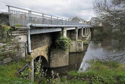 Vista del puente romano que cruza el río Miño en Lugo, con la estructura metálica que será retirada.