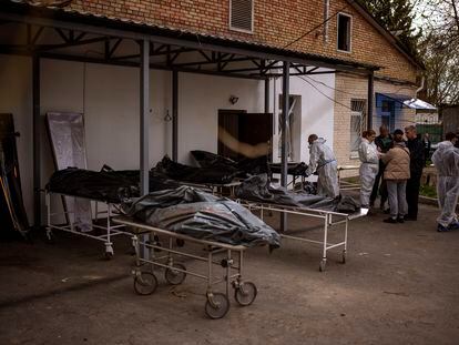 Cadáveres frente a la morgue de Bucha, el lunes.
