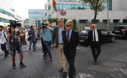 Jaime Botín (centro), hoy lunes, a la salida del juzgado.