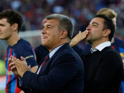 El presidente del Barça, Joan Laporta, junto al entrenador azulgrana, Xavi Hernández, el pasado 28 de mayo.