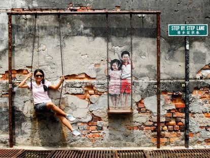 El mural Brother and sister on a swing (Hermano y hermana en un columpio), en George Town (Malasia). 