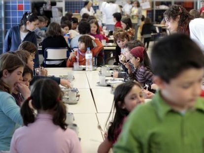 Alumnos de un centro escolar público, en la hora del comedor.