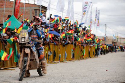 El español Juan Pedrero Garcia, del equipo Sherco Rally Factory, se dirige al podio tras la celebración de la séptima etapa del Dakar en Uyuni, Bolivia.