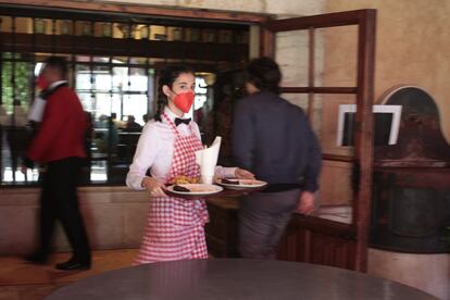 Landa waitress with rations of eggs with blood sausage.