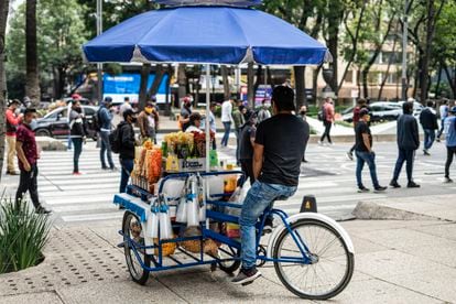 Un vendedor ambulante en la Avenida de la Reforma.