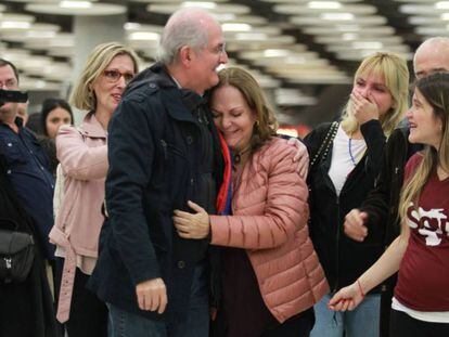Antonio Ledezma, abrazado por su esposa a su llegada a Madrid, en el aeropuerto de Barajas, este sábado