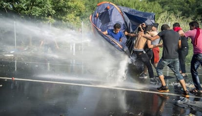 Refugiados cerca de Horgos al norte de Serbia este miércoles.