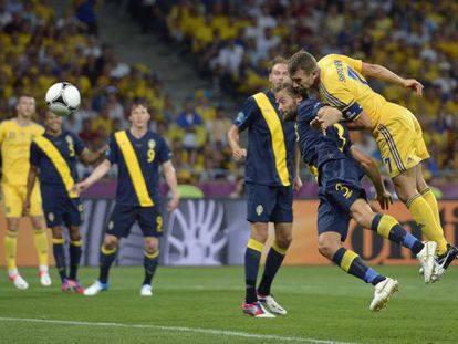Shevchenko se impone de cabeza a Mellberg y anota el primer gol de Ucrania