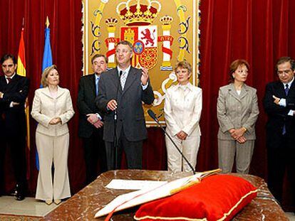 Jesús Caldera preside la toma de posesión de su equipo; junto a él, a la izquierda, Amparo Valcarce.