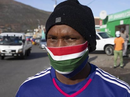 Un hombre sudafricano lleva una mascarilla casera con los colores de su bandera.