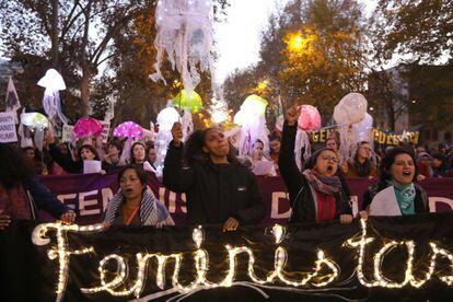 Un grupo de feministas de todo el mundo muestran medusas luminosas y entonan canciones en las que piden que se acabe con el cambio climático y el patriarcado.