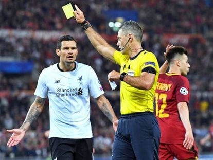 El árbitro sanciona a Lovren ante El Sharaawy en Roma. En vídeo, declaraciones de Jürgen Klopp, entrenador del Liverpool.