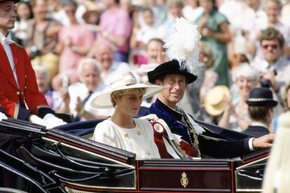 El 14 de junio de 1992, los príncipes de Gales asistieron a la tradicional ceremonia de investidura de la Orden de la Jarretera en el castillo de Windsor. Diana apenas levantó la mirada del suelo y en su rostro se dibujaba una ligera sonrisa. Ese mismo día, se publicó ‘Diana, su verdadera historia’, el libro de Andrew Morton con el que la princesa colaboró en secreto, desatando la polémica con revelaciones como sus presuntos intentos de suicidio.