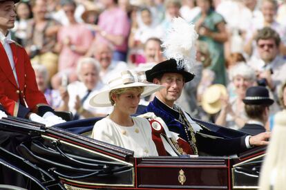 El 14 de junio de 1992, los príncipes de Gales asistieron a la tradicional ceremonia de investidura de la Orden de la Jarretera en el castillo de Windsor. Diana apenas levantó la mirada del suelo y en su rostro se dibujaba una ligera sonrisa. Ese mismo día, se publicó ‘Diana, su verdadera historia’,  el libro de Andrew Morton con el que la princesa colaboró en secreto, desatando la polémica con revelaciones como sus presuntos intentos de suicidio. 