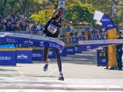 Albert Korir de Kenia cruza la línea de meta del Maratón de Nueva York, en noviembre de 2021. Este año, el velocista buscará defender su título.