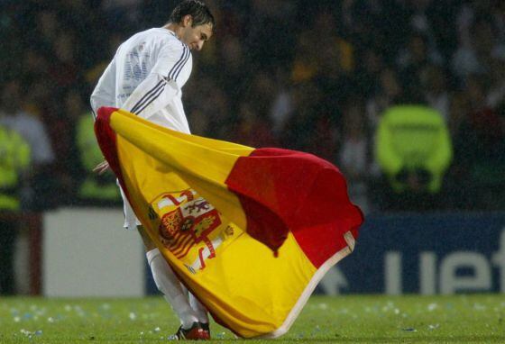 Raúl torea con una bandera española tras vencer en la final de la Liga de Campeones al Bayer Leverkusen por 2-1 en Hampden Park, Glasgow (Escocia), en 2002.