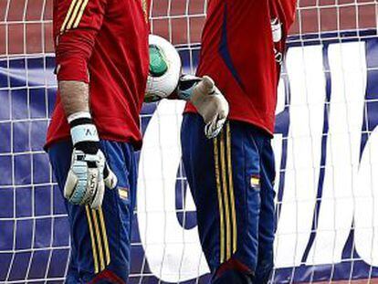 Valdés y De Gea, en un entrenamiento de la selección.